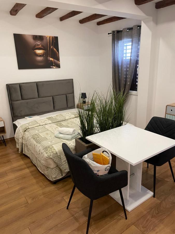 The Yellow House Apartments 로비니 외부 사진