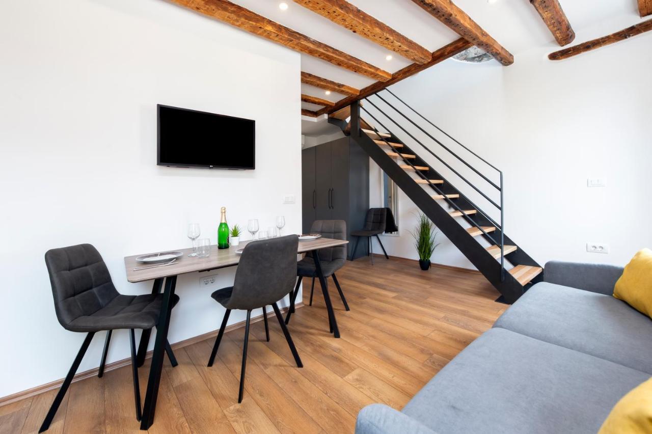 The Yellow House Apartments 로비니 외부 사진