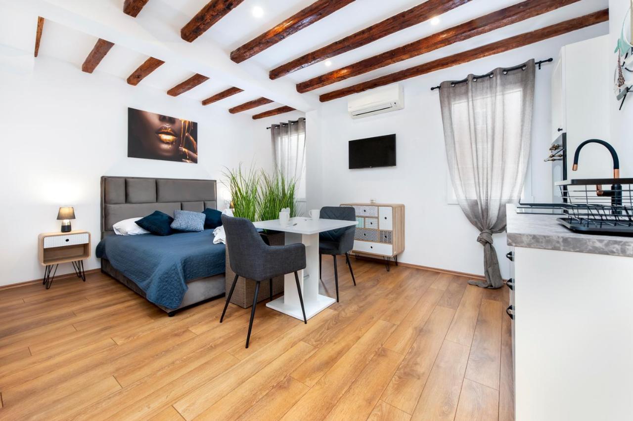 The Yellow House Apartments 로비니 외부 사진